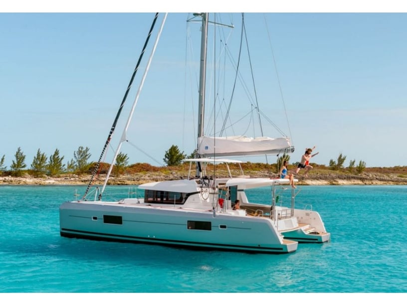 Misschien, Victoria Catamaran Cabine 6  10  slaapplaatsen 10  gasten 12.8 m Lijstnummer: #25541