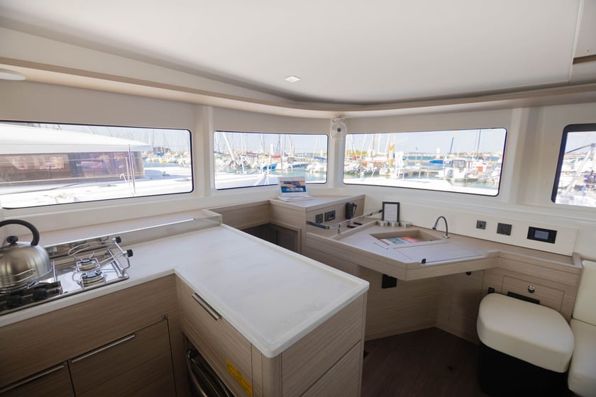 Pointe à Pitre Catamaran Cabine 6  8  slaapplaatsen 10  gasten 13.99 m Lijstnummer: #25543 3