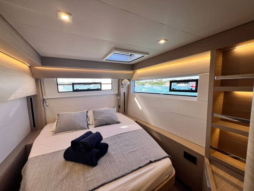 Misschien, Victoria Catamaran Cabine 8  14  slaapplaatsen 14  gasten 15.35 m Lijstnummer: #25544 2