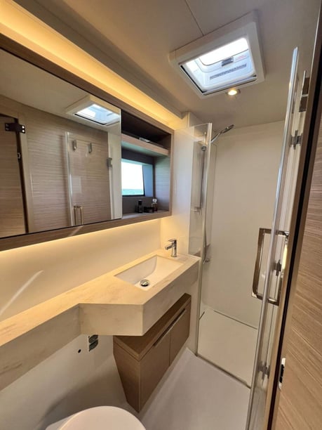 Misschien, Victoria Catamaran Cabine 8  14  slaapplaatsen 14  gasten 15.35 m Lijstnummer: #25544 4