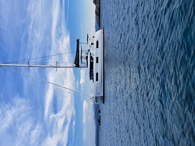 Misschien, Victoria Catamaran Cabine 6  8  slaapplaatsen 10  gasten 13.99 m Lijstnummer: #25545 4