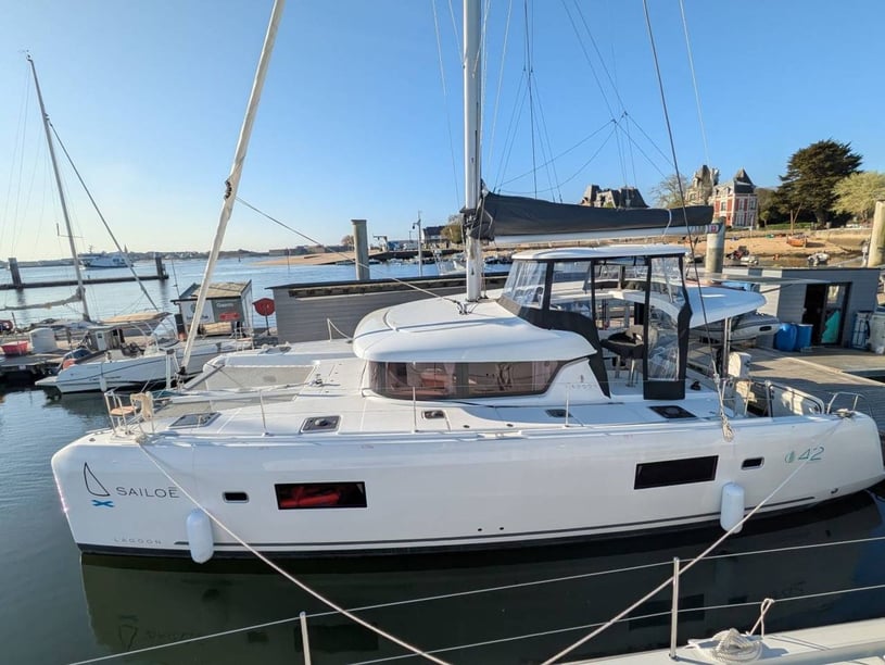 Misschien, Victoria Catamaran Cabine 6  10  slaapplaatsen 10  gasten 12.8 m Lijstnummer: #25548