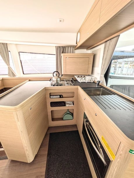 Misschien, Victoria Catamaran Cabine 6  10  slaapplaatsen 10  gasten 12.8 m Lijstnummer: #25548 3