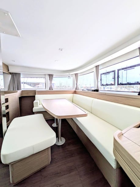 Misschien, Victoria Catamaran Cabine 6  10  slaapplaatsen 10  gasten 12.8 m Lijstnummer: #25548 4