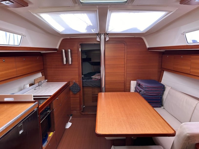 Palma de Mallorca Segelboot 3 Kabine 7 Liegeplätze 7 Gäste 11.23 m Nummer des Inserats: #25572 2