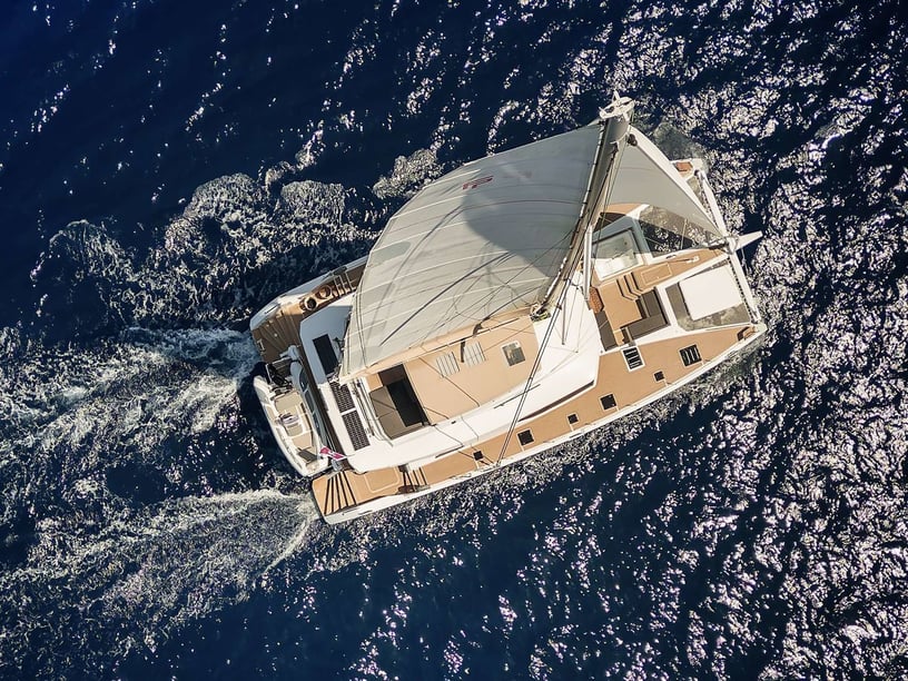 Cannes Catamarán Cabina 6  8  literas 12  invitados 19.49 m Número de anuncio: #25626
