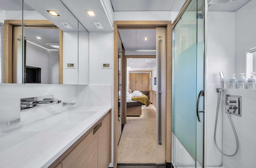 Cannes Catamarán Cabina 6  8  literas 12  invitados 19.49 m Número de anuncio: #25626 4