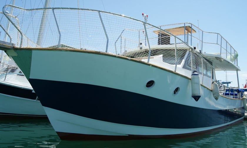 Kusadasi Yate a motor   12  invitados 13 m Número de anuncio: #25627