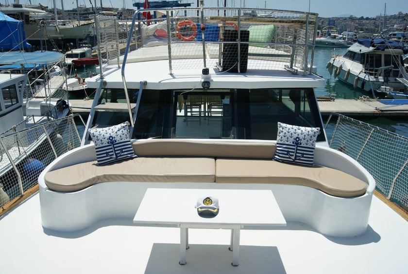 Kusadasi Yate a motor   12  invitados 13 m Número de anuncio: #25627 2