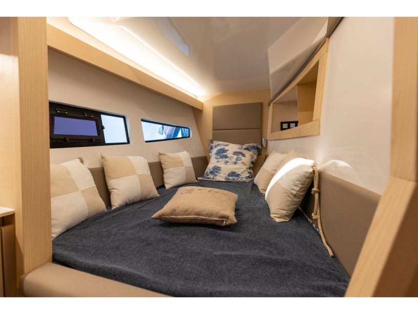 Ornos Catamarán Cabina 2  4  literas 4  invitados 12.49 m Número de anuncio: #25642 2