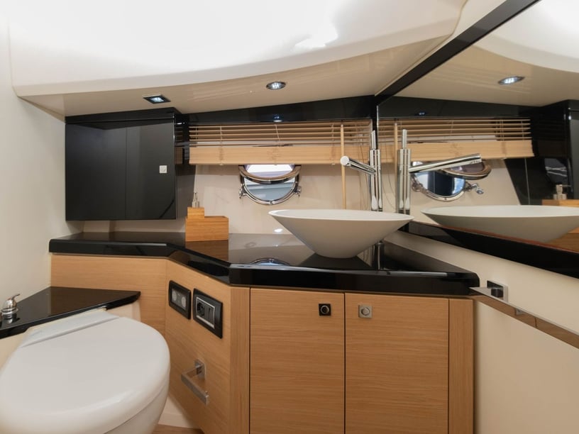 Tivat Sürat Teknesi 1 kabin Konaklama 4 kişi Seyir 6 kişi 11.26 m İlan No: #25657 5