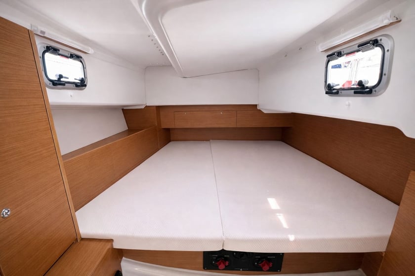 Rome Zeilboot Cabine 3  6  slaapplaatsen 8  gasten 10.4 m Lijstnummer: #25663 3