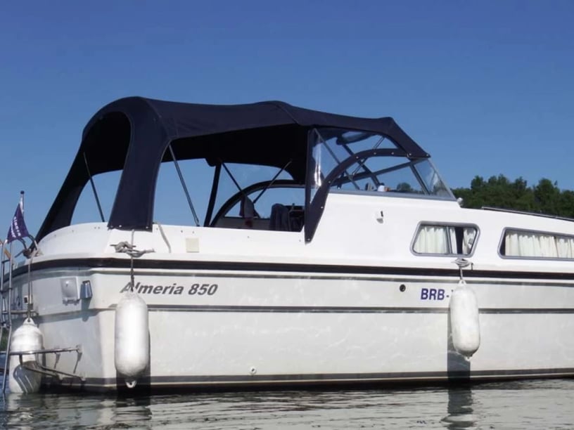 Rechlin Motorboot Cabine 1  2  slaapplaatsen 6  gasten 8.5 m Lijstnummer: #25690