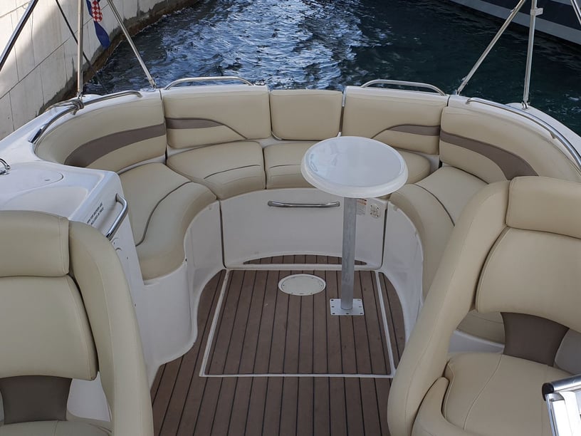 Split Motorboat  12 berths 12 guests 8 m Listing Number: #25699 2