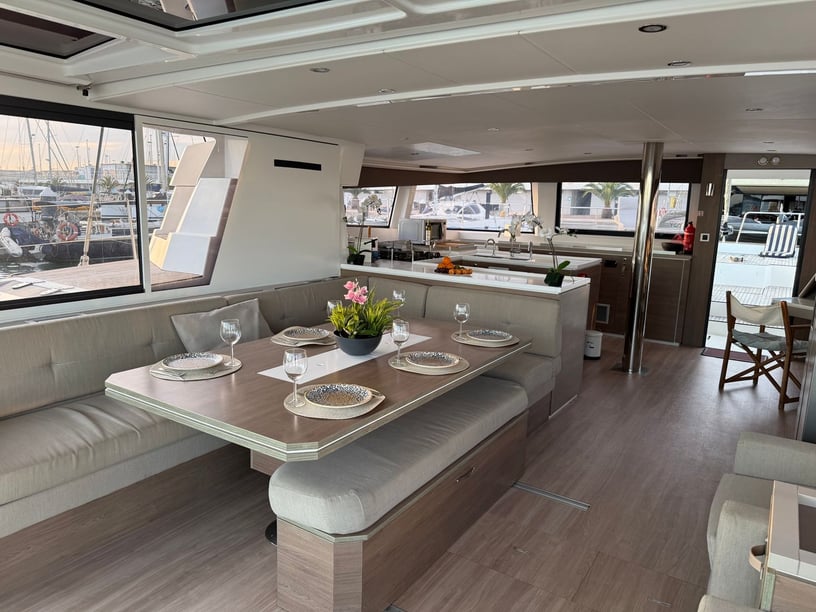 Valencia Katamaran 5 kabin Konaklama 12 kişi Seyir 12 kişi 16.8 m İlan No: #25715 2