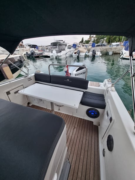 Opatija Motorboot 1 Kabine 1 Liegeplätze 9 Gäste 6.99 m Nummer des Inserats: #25718 4