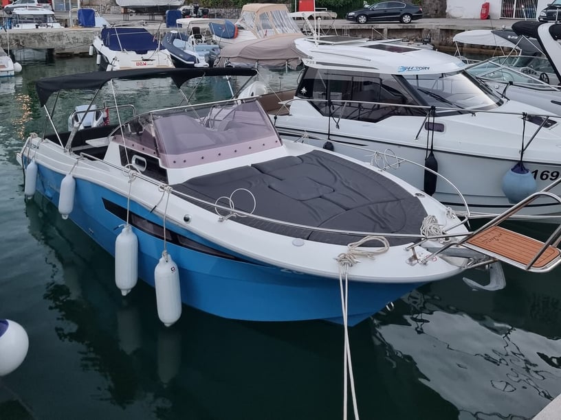 Opatija Motorboot 1 Kabine 1 Liegeplätze 9 Gäste 6.99 m Nummer des Inserats: #25718