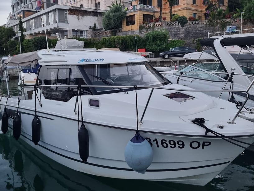 Opatija Motorboot 2 Kabine 4 Liegeplätze 9 Gäste 7.95 m Nummer des Inserats: #25725