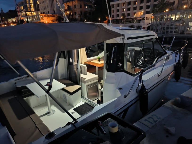 Opatija Motorboot 2 Kabine 4 Liegeplätze 9 Gäste 7.95 m Nummer des Inserats: #25725 4