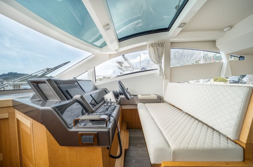 Makarska Motorboot 3 Kabine 8 Liegeplätze 8 Gäste 13.25 m Nummer des Inserats: #25754 3