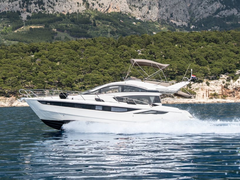 Makarska Motorboot 3 Kabine 8 Liegeplätze 8 Gäste 13.25 m Nummer des Inserats: #25754