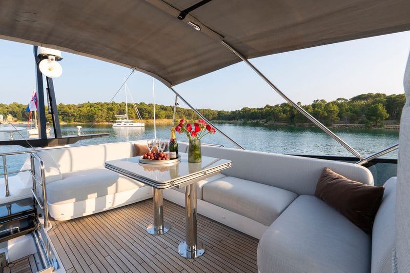 Sibenik Yate a motor Cabina 4  8  literas 10  invitados 21.68 m Número de anuncio: #25781 4