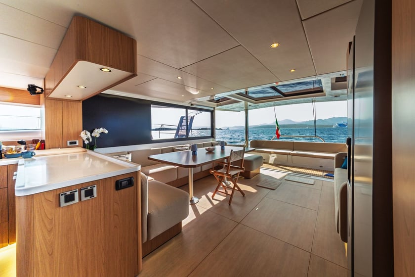 Olbia Catamarán Cabina 6  12  literas 15  invitados 17.65 m Número de anuncio: #25795 4