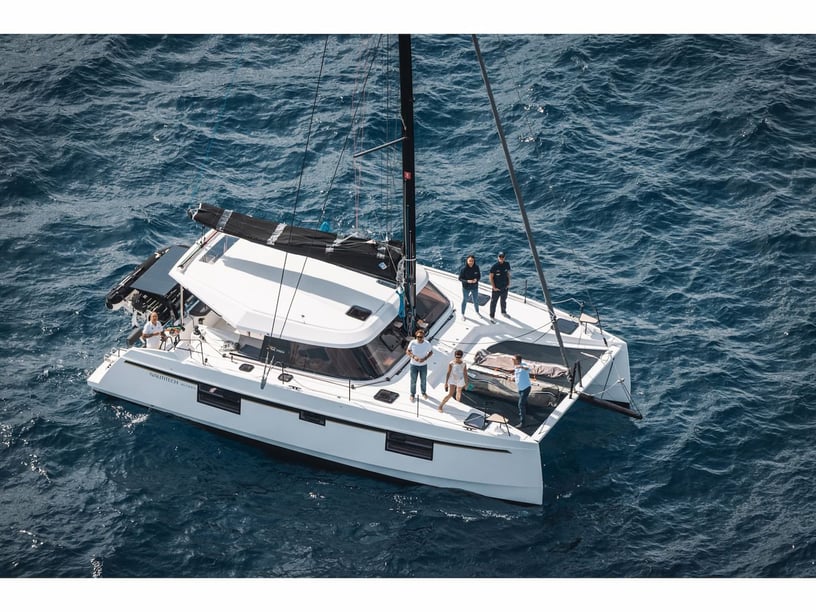 Cogolin Catamaran Cabine 3  Couchettes 6  Invités 6  11.99 m Numéro de l'annonce: #25814