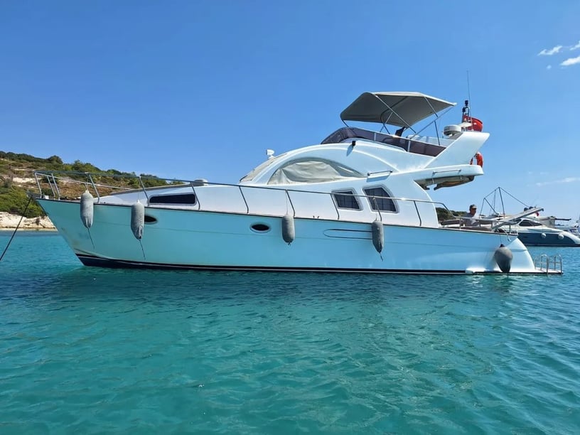 Cesme Yacht à moteur Cabine 2  Couchettes 4  Invités 8  14 m Numéro de l'annonce: #25831 3