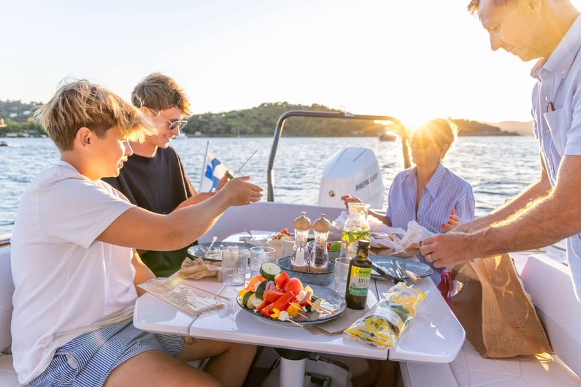 Seget Donji Motorboot 1 Kabine 2 Liegeplätze 6 Gäste 9.71 m Nummer des Inserats: #25848 5