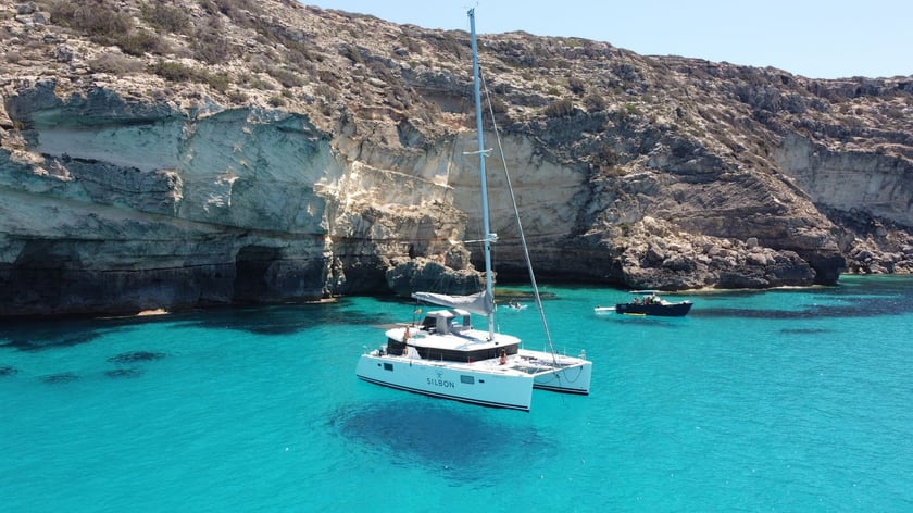 Santa Eulària des Riu Catamaran Cabine 4  Couchettes 6  Invités 10  13.96 m Numéro de l'annonce: #25875 5