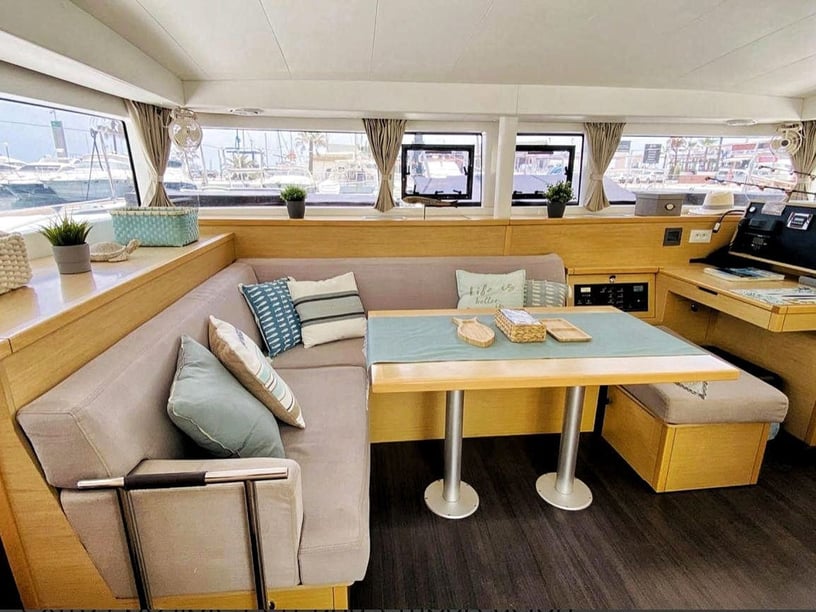 Santa Eulària des Riu Catamarano cabina 6  cuccette 10  10  ospiti 11.97 m Numero dell'inserzione: #25877 5