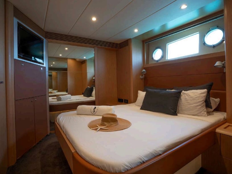 Palma de Mallorca Motorjacht Cabine 3  6  slaapplaatsen 12  gasten 19.6 m Lijstnummer: #25900 2