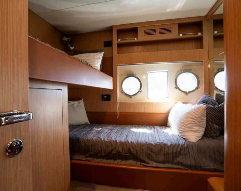 Palma de Mallorca Motorjacht Cabine 3  6  slaapplaatsen 12  gasten 19.6 m Lijstnummer: #25900 4