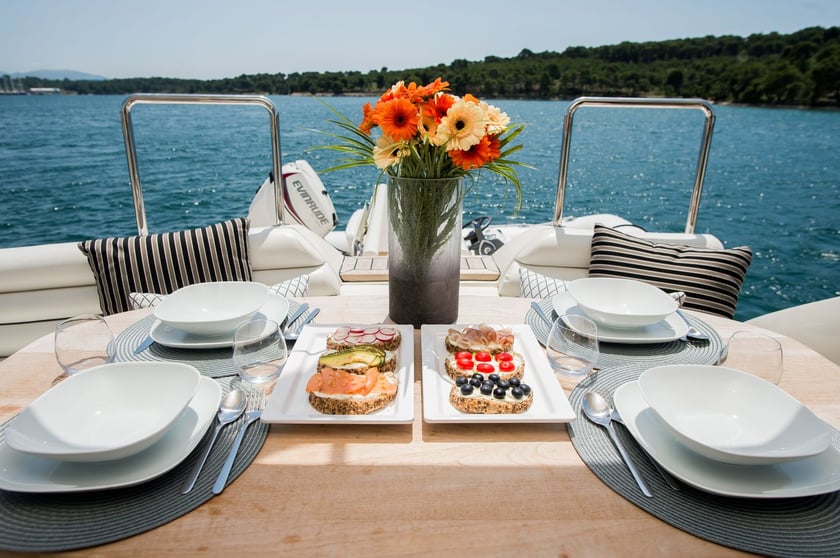 Podstrana Yate a motor Cabina 3  7  literas 7  invitados 17.45 m Número de anuncio: #25903 5