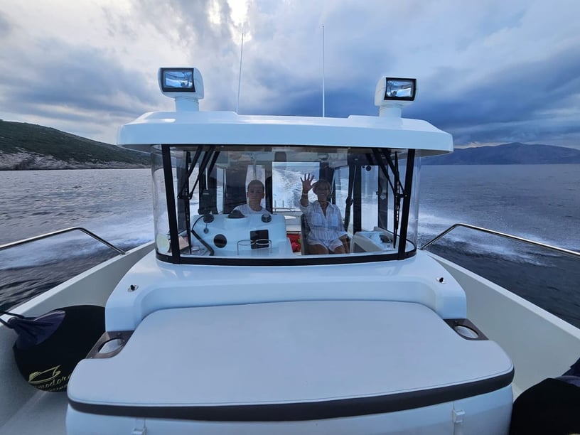 Split Motorboat 1 cabin 2 berths 2 guests 7.99 m Listing Number: #25940 3