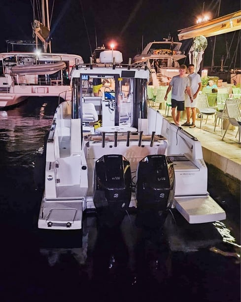 Split Motorboat 1 cabin 2 berths 2 guests 7.99 m Listing Number: #25940 5