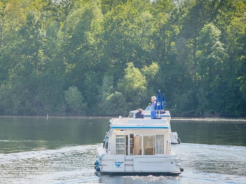 Decize Motorboat 2 cabin 6 berths 6 guests 12 m Listing Number: #26062