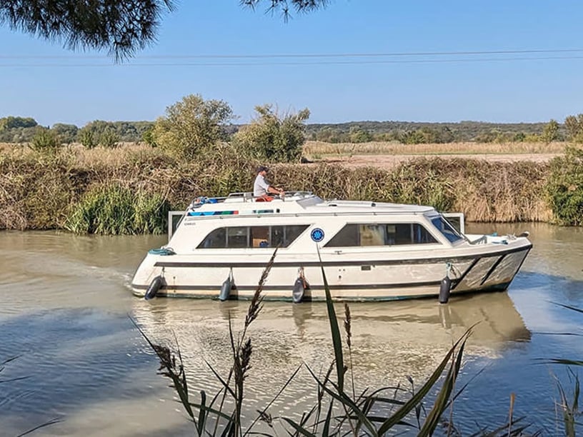 Hessen Motorboot 1 Kabine 4 Liegeplätze 4 Gäste 8.8 m Nummer des Inserats: #26104