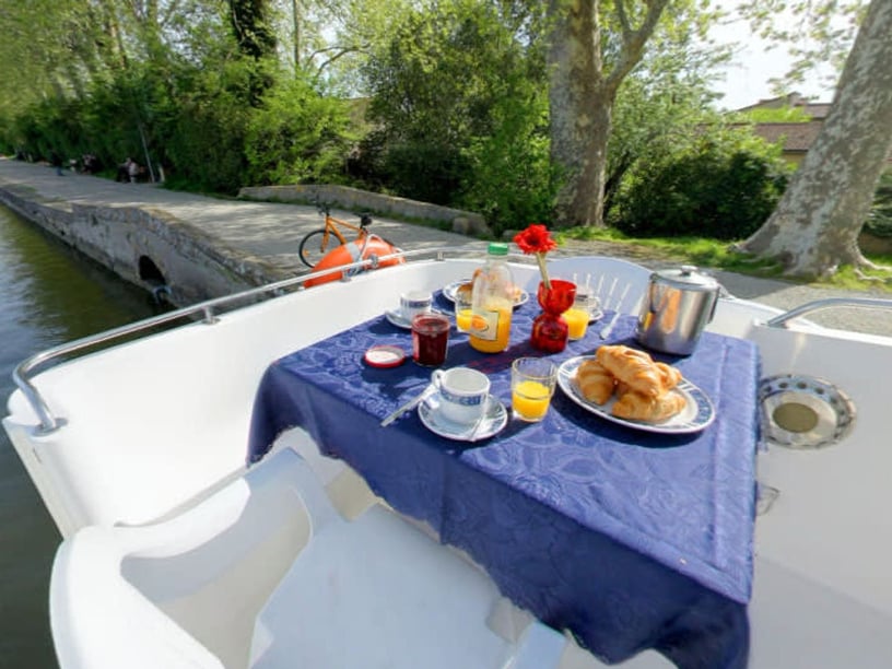 Castelnaudary  Motorboat 2 cabin 6 berths 6 guests 10.2 m Listing Number: #26119 4
