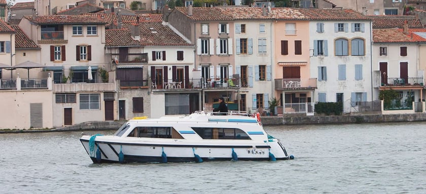 Homps Motorboat 1 cabin 4 berths 4 guests 8.8 m Listing Number: #26157 4