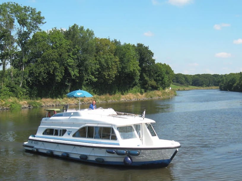 St. Jean de Losne Motorboot 2 Kabine 6 Liegeplätze 6 Gäste 11.45 m Nummer des Inserats: #26347