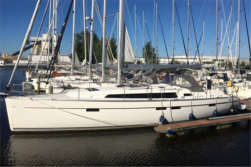 Lemmer Zeilboot Cabine 4  10  slaapplaatsen 10  gasten 14.27 m Lijstnummer: #264