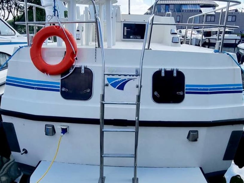 Hesse Motorboat 1 cabin 5 berths 5 guests 9 m Listing Number: #26411 3