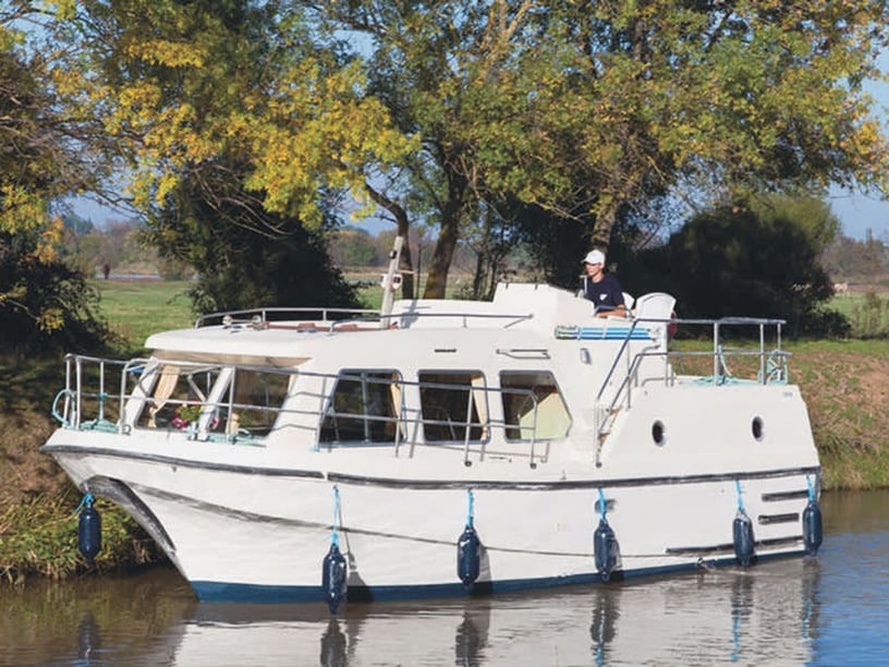 Hesse Motorboat 1 cabin 5 berths 5 guests 9 m Listing Number: #26411