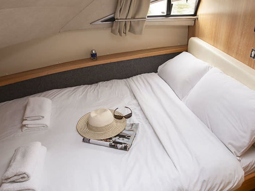 Saint-Jean-de-Losne Motorboat 4 cabin 10 berths 10 guests 12.8 m Listing Number: #26442 3