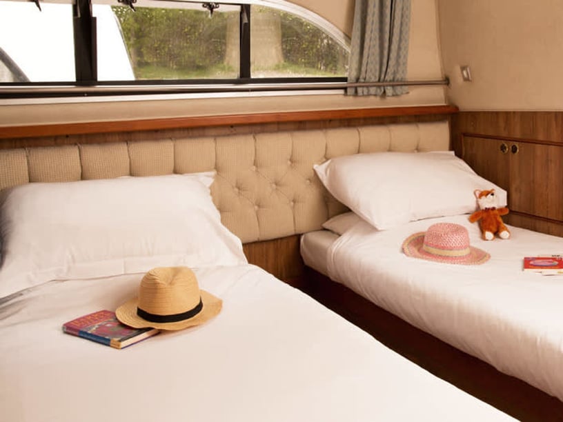 Spean Bridge Motorboat 2 cabin 6 berths 6 guests 9 m Listing Number: #26444 4