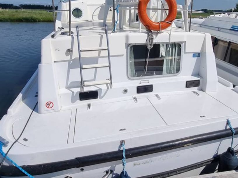 Homps Motorboat 2 cabin 4 berths 4 guests 11.35 m Listing Number: #26530 3