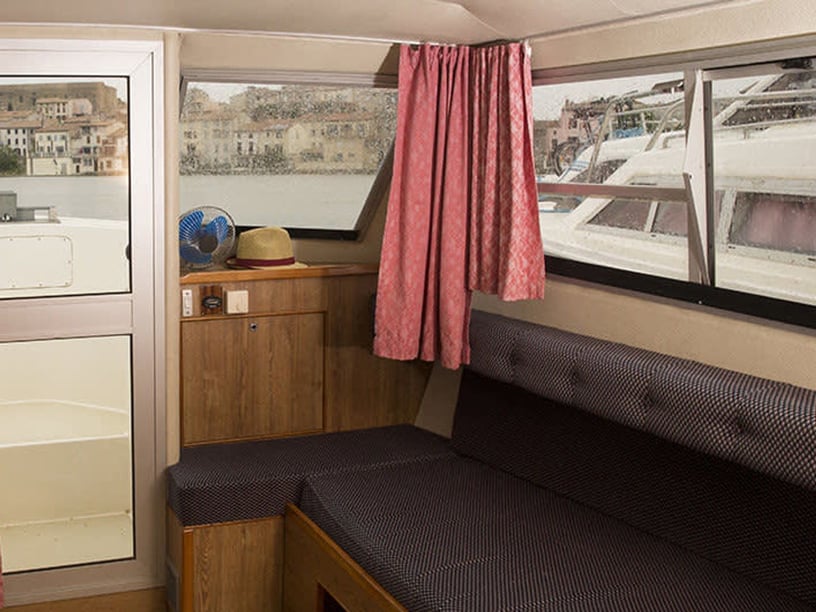 Jarnac Motorboot Cabine 1  4  slaapplaatsen 4  gasten 8.8 m Lijstnummer: #26564 2