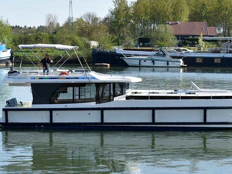Homps Motorboat 5 cabin 12 berths 12 guests 14.99 m Listing Number: #26581
